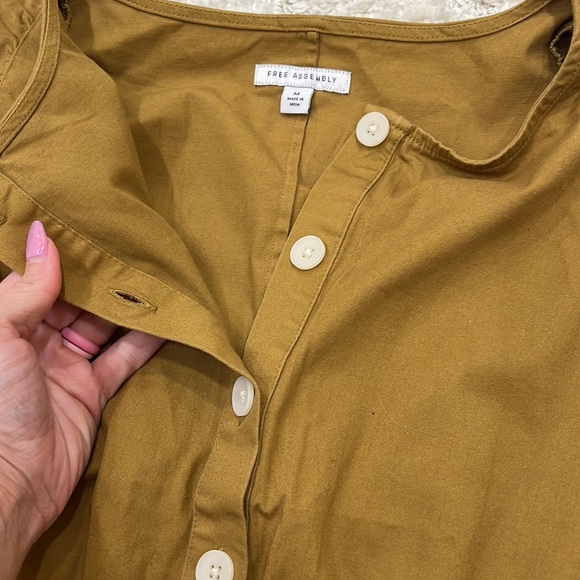 NWOT Ruffle top, M - Picture 2 of 4